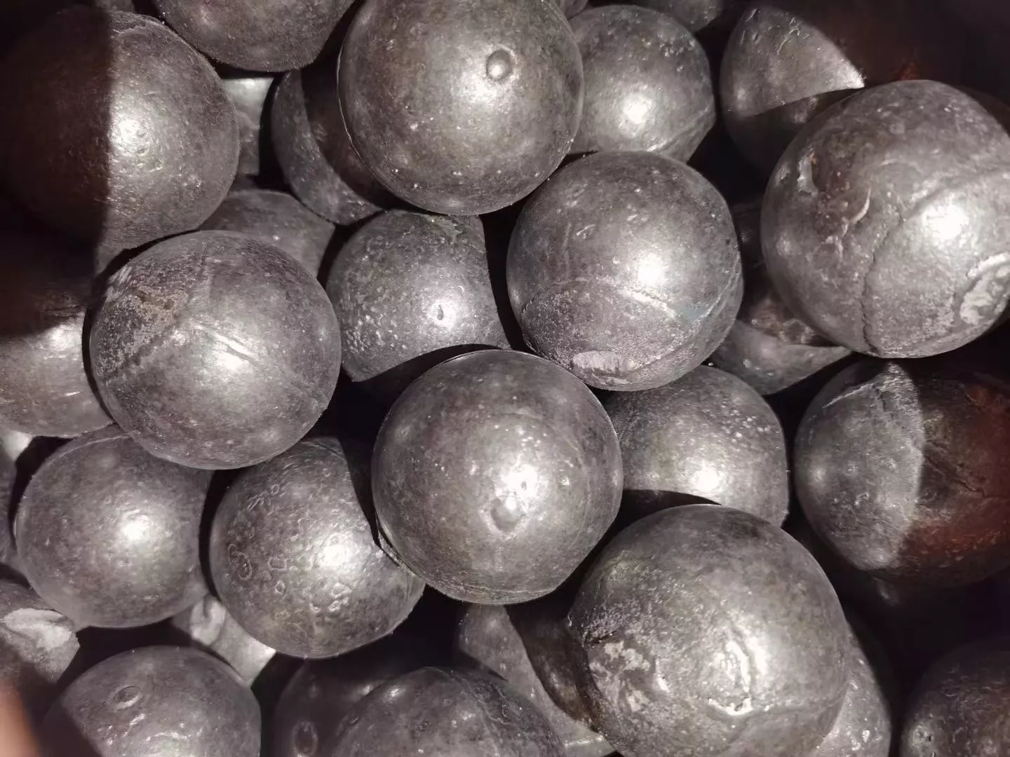 Low chromium grinding balls